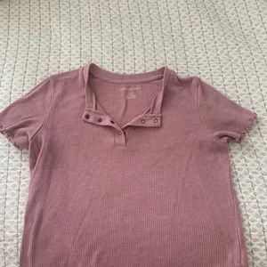 Ribbed dusty pink american eagle snap tee